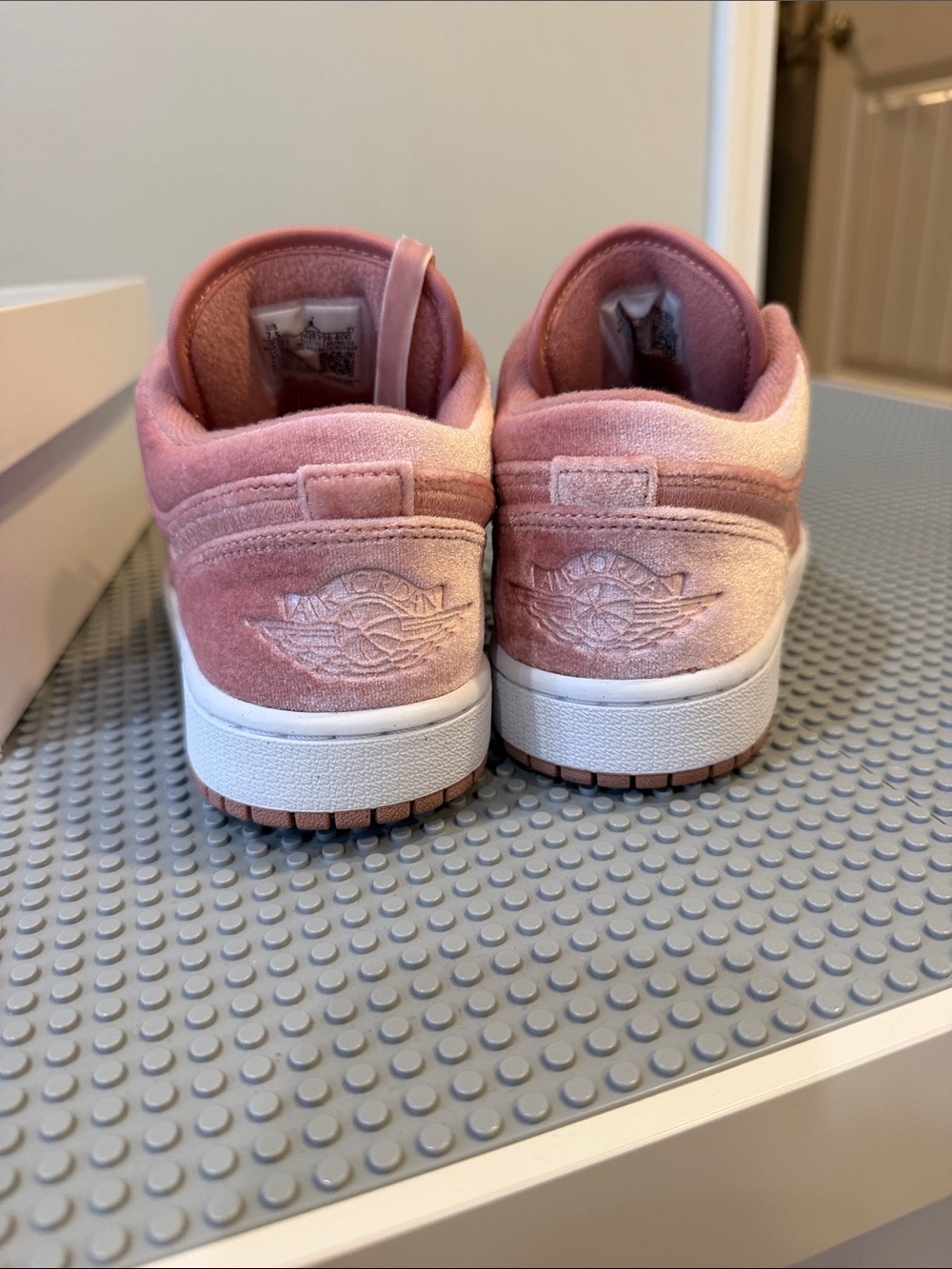 Nike women’s Low-Top Velvet Sneakers in Dusty Pink - Picture 4 of 6